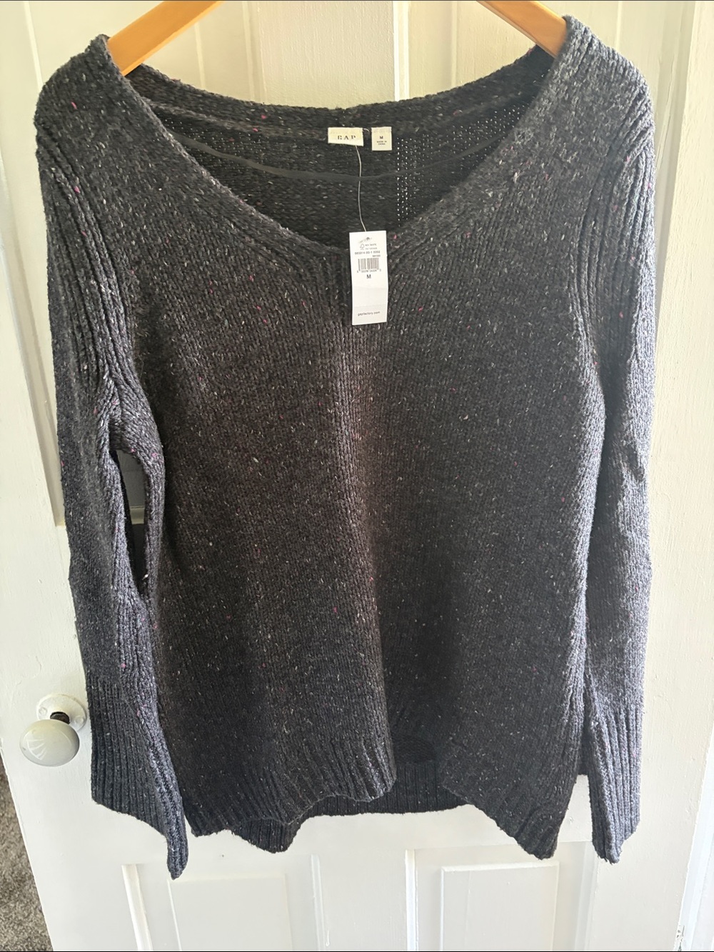 🔥NWT GAP Dark Charcoal Flecked V-Neck Sweater🔥